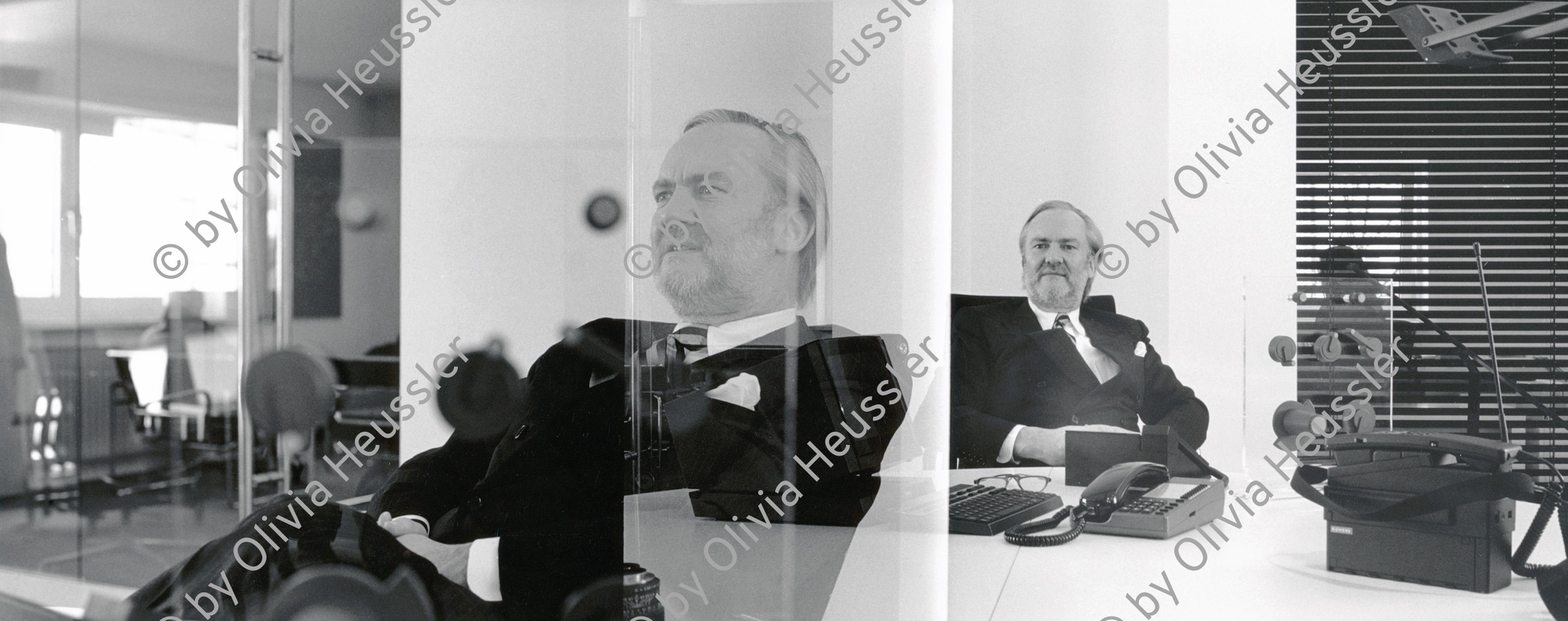 Image of sheet 19900070 photo 16: Herbert H. Schultes (* 1938) ist ein deutscher Designer.von Siemens Designchef: Herbert Schultes in seinem Münchner Atelier vor seiner 'Flamme empor' Doppelbelichtung für Hochparterre.
Design Als Chefdesigner der Siemens AG prägte er ab 1985 maßgeblich Erscheinungsbild und Produkte des Unternehmens München Deutschland 1990 Doppelbelichtung