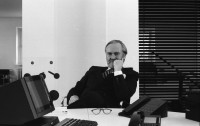 Image of sheet 19900070 photo 3: Portrait Herbert H. Schultes (* 1938) ist ein deutscher Designer.von Siemens Designchef: Herbert Schultes in seinem Münchner Atelier vor seiner 'Flamme empor' Doppelbelichtung für Hochparterre.
Design Als Chefdesigner der Siemens AG prägte er ab 1985 maßgeblich Erscheinungsbild und Produkte des Unternehmens München Deutschland 1990