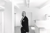 Image of sheet 19900080 photo 6: Deutscher Siemens Designer Herbert Schultes in seinem Atelier und Büro in München und vor seinen Olymp Leuchten und anderen von ihm designten Objekte. Hochparterre 
Herbert H. Schultes (* 1938) München Deutschland 1990 √