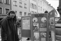 Image of sheet 19900100 photo 3: Gebäude in Konstanz. Mormonen Gruppe in Konstanz am werben. Arina Heussler im Zoo. Affe, Pelikan und Pinguin Arina vor Schaufenster. Arina mit Milena. Tanzclub Disco Mascotte in Zürich. Geburtstag von Malu von Muralt Kuchen mit Kerzen. Zürich Deutschland Schweiz 1990 animals tiere religion sekten