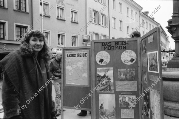 Image of sheet 19900100 photo 3: Gebäude in Konstanz. Mormonen Gruppe in Konstanz am werben. Arina Heussler im Zoo. Affe, Pelikan und Pinguin Arina vor Schaufenster. Arina mit Milena. Tanzclub Disco Mascotte in Zürich. Geburtstag von Malu von Muralt Kuchen mit Kerzen. Zürich Deutschland Schweiz 1990 animals tiere religion sekten