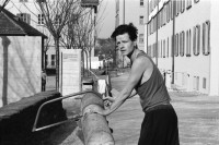 Image of sheet 19900110 photo 24: Achmed von Warthburg beim Holz sägen, Städtische Siedlung Erismannhof, Zürich 1990.
