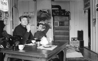 Image of sheet 19900110 photo 6: Mauro und Carla Lia Monti vor Ofen im Erismannhof, Städtische Siedlung Zürich 1990.