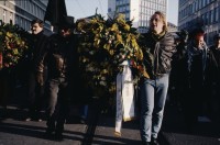 Image of sheet 19900113 photo 18: Beerdigung mit Trauermarsch und Kranzniederlegung für den «Stauffacher», Zürich 1990. Thomas Ricklin