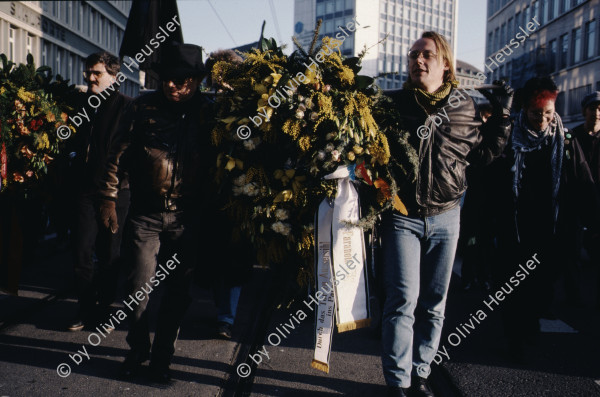 Image of sheet 19900113 photo 18: Beerdigung mit Trauermarsch und Kranzniederlegung für den «Stauffacher», Zürich 1990. Thomas Ricklin