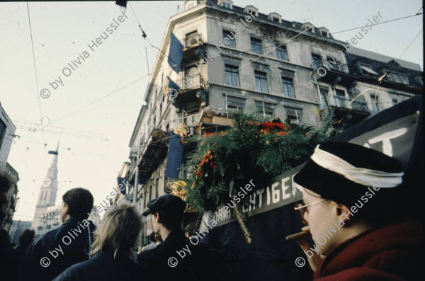 Image of sheet 19900113 photo 2: Beerdigung mit Trauermarsch und Kranzniederlegung für den «Stauffacher», Zürich 1990.