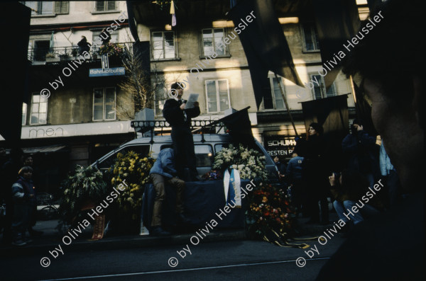 Image of sheet 19900113 photo 20: Beerdigung mit Trauermarsch und Kranzniederlegung für den «Stauffacher», Zürich 1990.