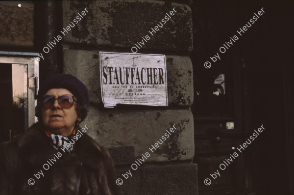 Image of sheet 19900113 photo 4: Beerdigung mit Trauermarsch und Kranzniederlegung für den «Stauffacher», Zürich 1990.