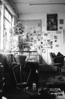 Image of sheet 19900120 photo 10: Portrait Aleks Weber in seinem Atelier. Roger Wehrli, Yasmine Burri, Olivia, Stefan Nestler. (Nr. 7) Auch in Aleks Atelier an der Uetlibergstr. Geldwaschaktion von der Gruppe Liste 1990 vor den Wahlen am Paradeplatz. Ältere Frau hängt Banknoten Schweizer Noten vor SKA heute CS Credit Suisse zum trocknen auf. GAF Gruppe autodidaktischer Fotograf Innen. Draussen im Oberdorf. Zivile Polizei Nr. 30 Schweiz Zürich 1990

Aleks Weber
(*1961 in Winterthur, † 1994 in Winterthur)
Geboren am 25.1.1961 in Winterthur. Ab 1979 als Maler und Zeichner sowie in den Bereichen der Video-, der Objekt- und Aktionskunst tätig. 1984 Stipendium des Kantons Zürich. Ende 1984 Verhaftung bei den Winterthurer Jugendunruhen, in der Folge Isolationshaft bis Mitte Juni 1987. 1987 Werkbeiträge der Cassinelli-Vogel-Stiftung und der Steo-Stiftung, Zürich. 1991-93 Aufenthalte in New York. Krankheitsbedingte Rückkehr in die Schweiz. Verstorben am 14.04.1994 in Winterthur.
Buchpublikationen: Erich Schmid: Verhör und Tod in Winterthur. Limmat Verlag, Zürich, 1986; Jürg Wehren: Aleks Weber. RückwärtsSein, Limmat Verlag, Zürich, 1998. Filmographie: Richard Dindo, Verhör und Tod in Winterthur, 2002.