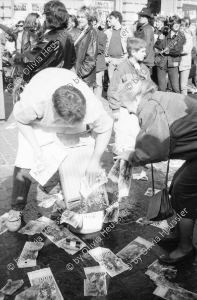 Image of sheet 19900120 photo 19: Geldwaschaktion von der Gruppe Liste 1990 vor den Wahlen am Paradeplatz. Ältere Frau hängt Banknoten Schweizer Noten vor SKA heute CS Credit Suisse zum trocknen auf.