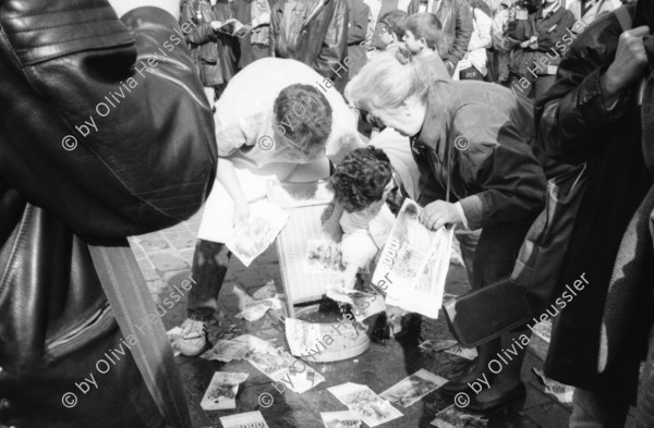 Image of sheet 19900120 photo 20: Portrait Aleks Weber in seinem Atelier. Roger Wehrli, Yasmine Burri, Olivia, Stefan Nestler. (Nr. 7) Auch in Aleks Atelier an der Uetlibergstr. Geldwaschaktion von der Gruppe Liste 1990 vor den Wahlen am Paradeplatz. Ältere Frau hängt Banknoten Schweizer Noten vor SKA heute CS Credit Suisse zum trocknen auf. GAF Gruppe autodidaktischer Fotograf Innen. Draussen im Oberdorf. Zivile Polizei Nr. 30 Schweiz Zürich 1990

Aleks Weber
(*1961 in Winterthur, † 1994 in Winterthur)
Geboren am 25.1.1961 in Winterthur. Ab 1979 als Maler und Zeichner sowie in den Bereichen der Video-, der Objekt- und Aktionskunst tätig. 1984 Stipendium des Kantons Zürich. Ende 1984 Verhaftung bei den Winterthurer Jugendunruhen, in der Folge Isolationshaft bis Mitte Juni 1987. 1987 Werkbeiträge der Cassinelli-Vogel-Stiftung und der Steo-Stiftung, Zürich. 1991-93 Aufenthalte in New York. Krankheitsbedingte Rückkehr in die Schweiz. Verstorben am 14.04.1994 in Winterthur.
Buchpublikationen: Erich Schmid: Verhör und Tod in Winterthur. Limmat Verlag, Zürich, 1986; Jürg Wehren: Aleks Weber. RückwärtsSein, Limmat Verlag, Zürich, 1998. Filmographie: Richard Dindo, Verhör und Tod in Winterthur, 2002.