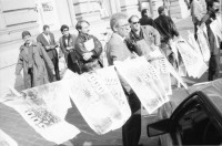 Image of sheet 19900120 photo 22: Geldwaschaktion von der Gruppe Liste 1990 vor den Wahlen am Paradeplatz. Banknoten Schweizer Noten vor SKA heute CS Credit Suisse zum trocknen auf.