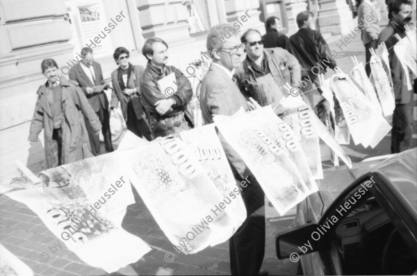 Image of sheet 19900120 photo 22: Geldwaschaktion von der Gruppe Liste 1990 vor den Wahlen am Paradeplatz. Banknoten Schweizer Noten vor SKA heute CS Credit Suisse zum trocknen auf.