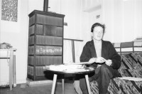 Image of sheet 19900130 photo 0: Portrait Achmed von Wartburg Tangosänger, städtische Wohnsiedlung Erismannhof, Zürich 1990.in seinem Schlafzimmer und vor dem Ofen in der städtischen Siedlung Erismannhof. An der Seebahnstrasse. Erbaut 1927 unter SP Stadtrat Erismann, für die Bahnarbeiter. Ofen Zürich 1990 Aussersihl Kreis 4