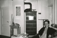 Image of sheet 19900130 photo 12: Achmed von Wartburg ist neben der Malerei ein begabter Tangomusiker und Tangosänger, Zürich 1990. Kunstmaler Zürich städtische Wohnsiedlung Wohnen Erismannhof