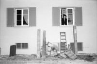 Image of sheet 19900130 photo 17: Portrait Achmed von Wartburg Tangosänger Tango in seinem Schlafzimmer und vor dem Ofen in der städtischen Siedlung Erismannhof. An der Seebahnstrasse. Erbaut 1927 unter SP Stadtrat Erismann. Zürich 1990 Aussersihl Kreis 4