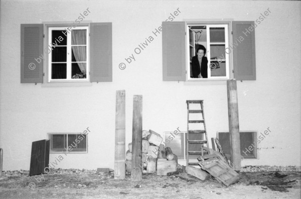 Image of sheet 19900130 photo 17: Portrait Achmed von Wartburg Tangosänger Tango in seinem Schlafzimmer und vor dem Ofen in der städtischen Siedlung Erismannhof. An der Seebahnstrasse. Erbaut 1927 unter SP Stadtrat Erismann. Zürich 1990 Aussersihl Kreis 4