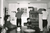 Image of sheet 19900130 photo 23: Wäne Heers, Alexs Stierli, Jürg Honegger in Stube vor dem Kachelofen Holz Ofen in der städtischen Wohnsiedlung Siedlung Erismannhof. Erbaut 1927 unter SP Stadtrat Erismann, für die Bahnarbeiter. Zürich 1990 √
Aussersihl Kreis 4
Switzerland Schweiz Europe housing 19900130 23
© 1990, Olivia Heussler 
Im Bestand der Fotostiftung Schweiz 24 x 30 cm Baryt Vintage 1993.299 B.0226 signiert