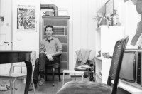 Image of sheet 19900130 photo 29: Portrait Achmed von Wartburg Tangosänger Tango in seinem Schlafzimmer und vor dem Ofen in der städtischen Siedlung Erismannhof. An der Seebahnstrasse. Erbaut 1927 unter SP Stadtrat Erismann, für die Bahnarbeiter. Wäne Heers, Alexs Stierli,  Jürg Honegger in Stube im E'Hof. Schlafzimmer von Achmed von Wartburg !Klavier vor dem Ofen. Zürich 1990 Aussersihl Kreis 4