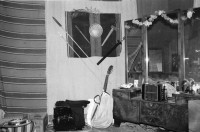 Image of sheet 19900130 photo 5: Portrait Achmed von Wartburg Tangosänger Tango in seinem Schlafzimmer und vor dem Ofen in der städtischen Siedlung Erismannhof. An der Seebahnstrasse. Erbaut 1927 unter SP Stadtrat Erismann, für die Bahnarbeiter.