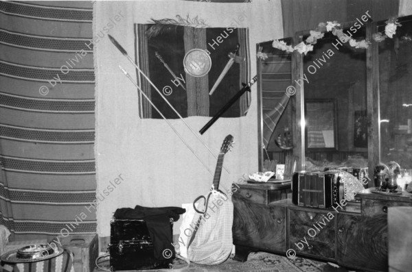 Image of sheet 19900130 photo 5: Portrait Achmed von Wartburg Tangosänger Tango in seinem Schlafzimmer und vor dem Ofen in der städtischen Siedlung Erismannhof. An der Seebahnstrasse. Erbaut 1927 unter SP Stadtrat Erismann, für die Bahnarbeiter.