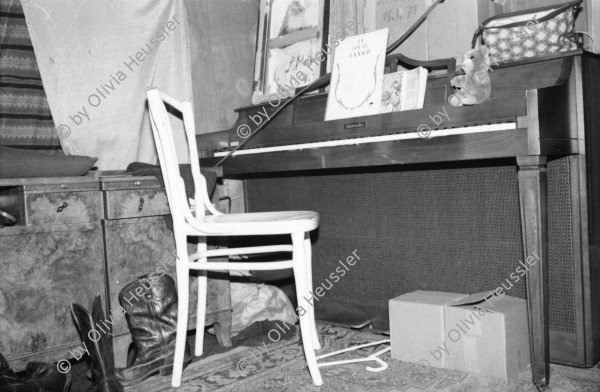 Image of sheet 19900130 photo 6: Portrait Achmed von Wartburg Tangosänger Tango in seinem Schlafzimmer und vor dem Ofen in der städtischen Siedlung Erismannhof. An der Seebahnstrasse. Erbaut 1927 unter SP Stadtrat Erismann, für die Bahnarbeiter. Wäne Heers, Alexs Stierli,  Jürg Honegger in Stube im E'Hof. Schlafzimmer von Achmed von Wartburg !Klavier vor dem Ofen. Zürich 1990 Aussersihl Kreis 4