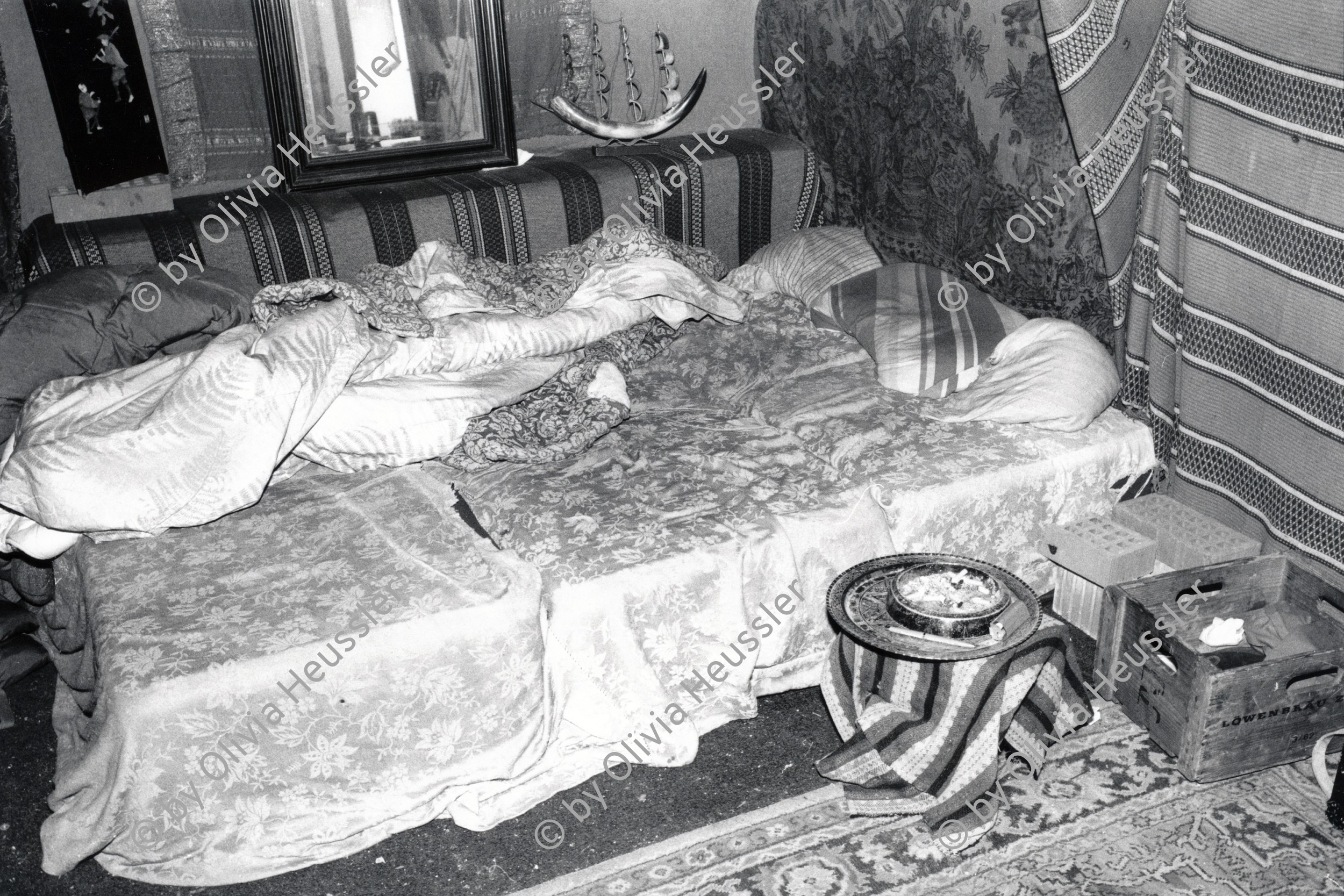 Image of sheet 19900130 photo 9: Im Schlafzimmer, Gemach, das Bett von Achmed von Wartburg. Er ist Kunstmaler und Tangomusiker. Zürich Erismannhof 1990 Aussersihl Kreis 4 √ Kunst Musik 
Schlafzimmer sleeping bed room of the tango singer and swiss artist, painter and musician Switzerland Europe 
19900130 09
Im Bestand der Fotostiftung Schweiz 24 x 30 cm Baryt Vintage 1993.296 B.0226 signiert