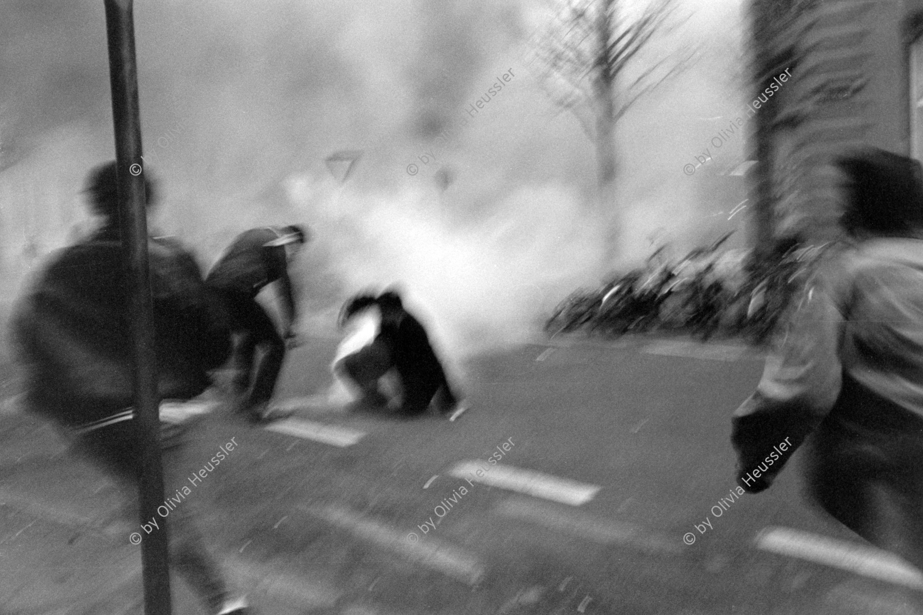 Image of sheet 19900150 photo 13: Während der 'Fichendemo' in Bern wurden vor dem Bundeshaus Autos verbrannt. Bern Schweiz Demonstration gegen Fichen. 1990 √

Brennenden Auto vor dem Bundeshaus an der Anti Schnüfflerdemo. Bern 1990 √ Schweiz Switzerland Europe Protest Auto geht in Flammen und Rauch auf.
A masked protester in front of a burning car in front of the Parliament Building of the Bundeshaus.

Der sogenannte Fichenskandal (auch Fichenaffäre) ist ein Skandal der neueren Schweizer Geschichte in der Endphase des Kalten Krieges. Fiche [ˈfiʃə] ist die französische Bezeichnung für Karteikarte. Davon abgeleitet hat sich in der Schweiz das Wort «Fichenstaat» als Umschreibung für einen «Schnüffelstaat» gebildet

The Fichenaffäre or Secret Files Scandal shook public opinion in Switzerland in 1989. That year, it was revealed that the Swiss federal authorities, as well as the cantonal police forces, had put in place a system of mass surveillance of the population