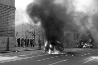 Image of sheet 19900150 photo 17: Während der 'Fichendemo' in Bern wurden vor dem Bundeshaus Autos verbrannt. Bern Schweiz Demonstration gegen Fichen. 

Brennenden Auto vor dem Bundeshaus an der Anti Schnüfflerdemo. Bern 1990 √ Schweiz Switzerland Europe Protest Auto geht in Flammen und Rauch auf.
A masked protester in front of a burning car in front of the Parliament Building of the Bundeshaus.

Der sogenannte Fichenskandal (auch Fichenaffäre) ist ein Skandal der neueren Schweizer Geschichte in der Endphase des Kalten Krieges. Fiche [ˈfiʃə] ist die französische Bezeichnung für Karteikarte. Davon abgeleitet hat sich in der Schweiz das Wort «Fichenstaat» als Umschreibung für einen «Schnüffelstaat» gebildet

The Fichenaffäre or Secret Files Scandal shook public opinion in Switzerland in 1989. That year, it was revealed that the Swiss federal authorities, as well as the cantonal police forces, had put in place a system of mass surveillance of the population