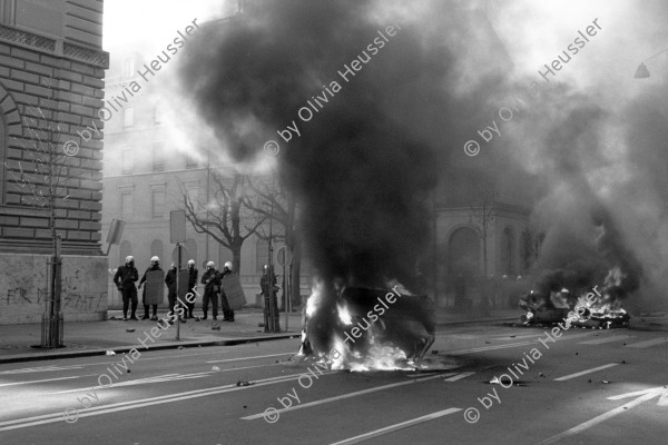 Image of sheet 19900150 photo 17: Während der 'Fichendemo' in Bern wurden vor dem Bundeshaus Autos verbrannt. Bern Schweiz Demonstration gegen Fichen. 

Brennenden Auto vor dem Bundeshaus an der Anti Schnüfflerdemo. Bern 1990 √ Schweiz Switzerland Europe Protest Auto geht in Flammen und Rauch auf.
A masked protester in front of a burning car in front of the Parliament Building of the Bundeshaus.

Der sogenannte Fichenskandal (auch Fichenaffäre) ist ein Skandal der neueren Schweizer Geschichte in der Endphase des Kalten Krieges. Fiche [ˈfiʃə] ist die französische Bezeichnung für Karteikarte. Davon abgeleitet hat sich in der Schweiz das Wort «Fichenstaat» als Umschreibung für einen «Schnüffelstaat» gebildet

The Fichenaffäre or Secret Files Scandal shook public opinion in Switzerland in 1989. That year, it was revealed that the Swiss federal authorities, as well as the cantonal police forces, had put in place a system of mass surveillance of the population