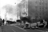 Image of sheet 19900150 photo 19: Während der 'Fichendemo' in Bern wurden vor dem 
Brennenden Auto vor dem Bundeshaus an der Anti Schnüfflerdemo. Bern 1990 √ Schweiz Switzerland Europe Protest Auto geht in Flammen und Rauch auf.
A masked protester in front of a burning car in front of the Parliament Building of the Bundeshaus.

Der sogenannte Fichenskandal (auch Fichenaffäre) ist ein Skandal der neueren Schweizer Geschichte in der Endphase des Kalten Krieges. Fiche [ˈfiʃə] ist die französische Bezeichnung für Karteikarte. Davon abgeleitet hat sich in der Schweiz das Wort «Fichenstaat» als Umschreibung für einen «Schnüffelstaat» gebildet

The Fichenaffäre or Secret Files Scandal shook public opinion in Switzerland in 1989. That year, it was revealed that the Swiss federal authorities, as well as the cantonal police forces, had put in place a system of mass surveillance of the population