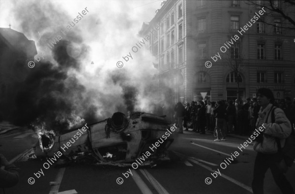 Image of sheet 19900150 photo 20: Autos brennen vor dem Bundeshaus. Protest und Demonstration gegen vom Bund angelegte Fichen. Bern
Portrait Stefan Nestler und Die Fotografin, aus der ehemaligen DDR Gundula Schulze und Olivia Heussler Musée de l'Elysée Lausanne. Olivia Gundula im Erismannhof. Zürich 1990