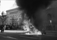 Image of sheet 19900150 photo 4: Autos brennen vor dem Bundeshaus. Protest und Demonstration gegen vom Bund angelegte Fichen. Bern