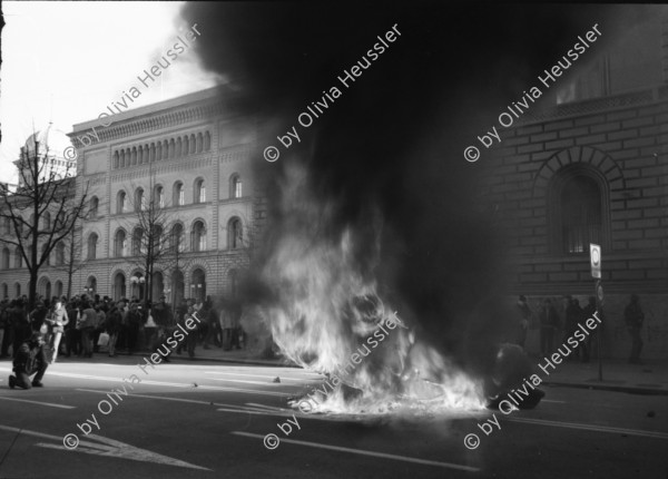 Image of sheet 19900150 photo 4: Autos brennen vor dem Bundeshaus. Protest und Demonstration gegen vom Bund angelegte Fichen. Bern