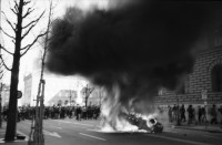 Image of sheet 19900150 photo 7: Autos brennen vor dem Bundeshaus. Protest und Demonstration gegen vom Bund angelegte Fichen. Bern