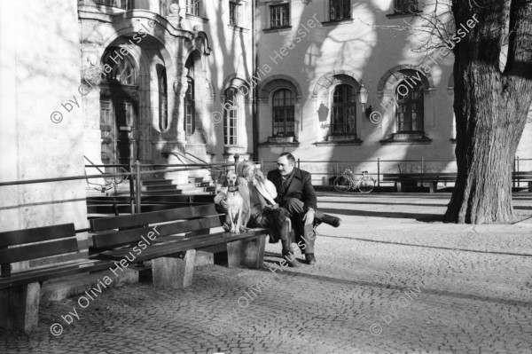 Image of sheet 19900160 photo 12: Im japansichen Biergarten in München. Kunst im Kulturzentrum Gasteig (Volkshochschule). Obdachloser liegt im Gebüsch. Aelteres Rentner Paar und Hund. SKA CS Credit Suisse Fenster Paradeplatz tote Taube. Fotografieren verboten. Mann spielt vor SKA Flöte. 'Fotografieren verboten' von Kurt Buchwald initiator. Kleber Aktion. Tafel vor Baustelle. Zürich 1990

'Bla Bla' only small-talk! Manifestating against Swiss politics in front of the headquater of Swiss Credit Bank, Zurich, Switzerland 1990.