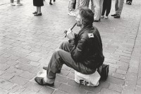 Image of sheet 19900160 photo 28: Mann spielt vor dem Hauptsitz der Credit Suisse Flöte, Zürich 1990.

Bank Paradeplatz 'Fotografieren verboten' von Kurt Buchwald initiator. Kleber Aktion.