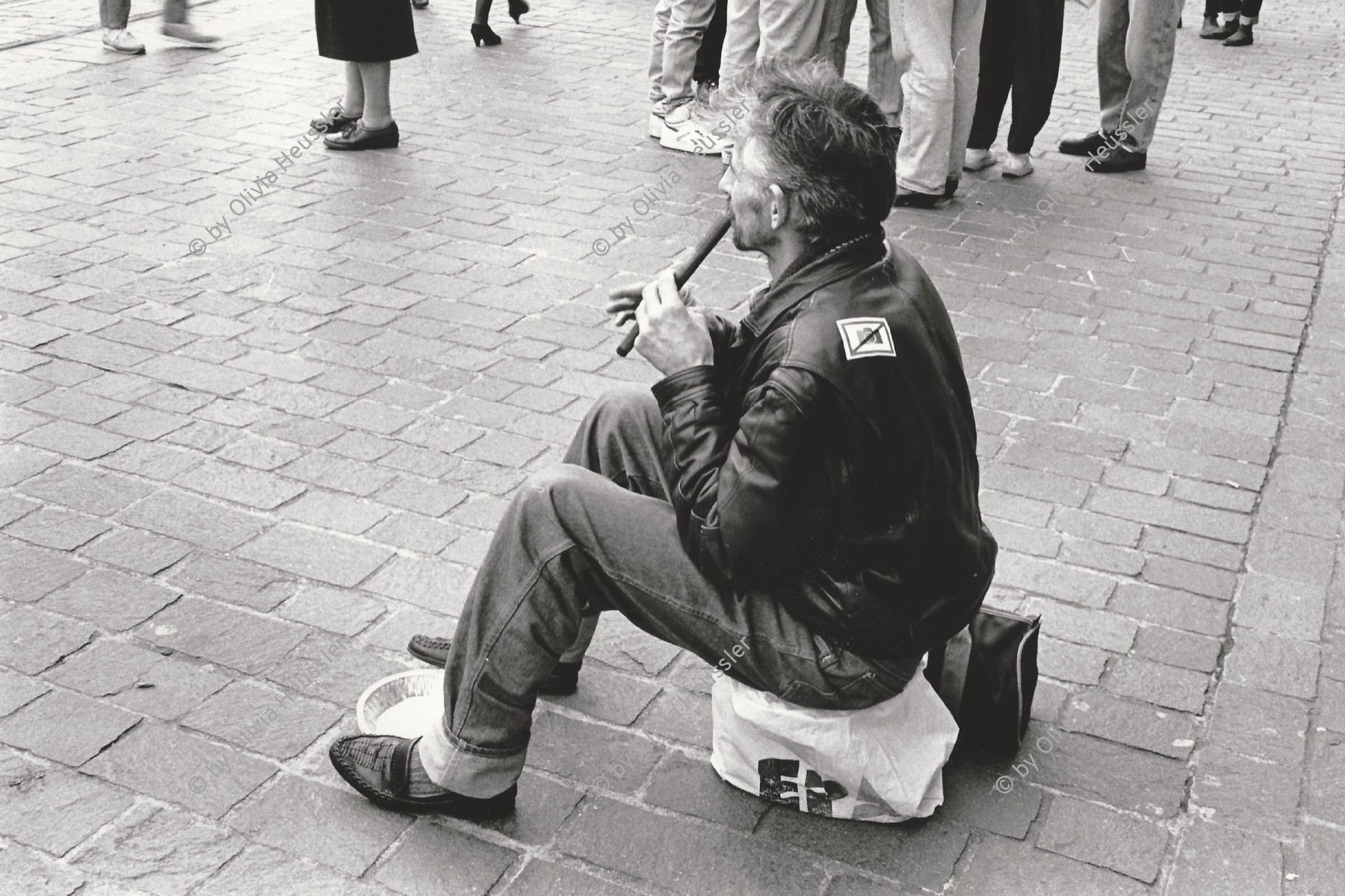 Image of sheet 19900160 photo 28: Mann spielt vor dem Hauptsitz der Credit Suisse Flöte, Zürich 1990.

Bank Paradeplatz 'Fotografieren verboten' von Kurt Buchwald initiator. Kleber Aktion.