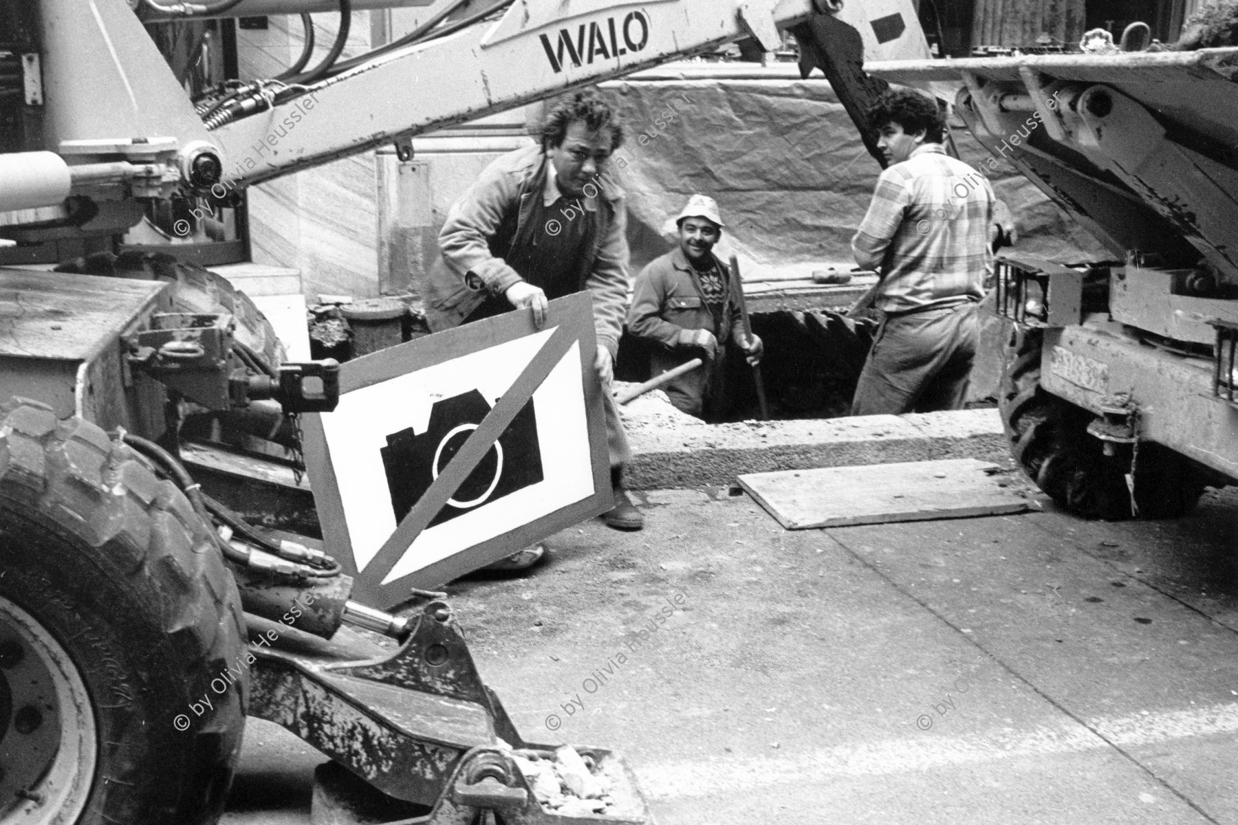 Image of sheet 19900160 photo 31: Fotografieren verboten. 'Fotografieren verboten' von Kurt Buchwald initiator. Tafel vor Baustelle. Zürich, Zurich, Switzerland 1990 √ protest Bau Bauarbeiter WALO Fremdarbeiter 
© 1990, by OLIVIA HEUSSLER / www.clic.li