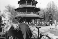 Image of sheet 19900160 photo 4: Im japansichen Biergarten in München, 1990.  

Blonde Frau unbekannt in unknown woman in Man with bycicle velo fahrrad in japanese beergarden Munich Deutschland Germany Architecture