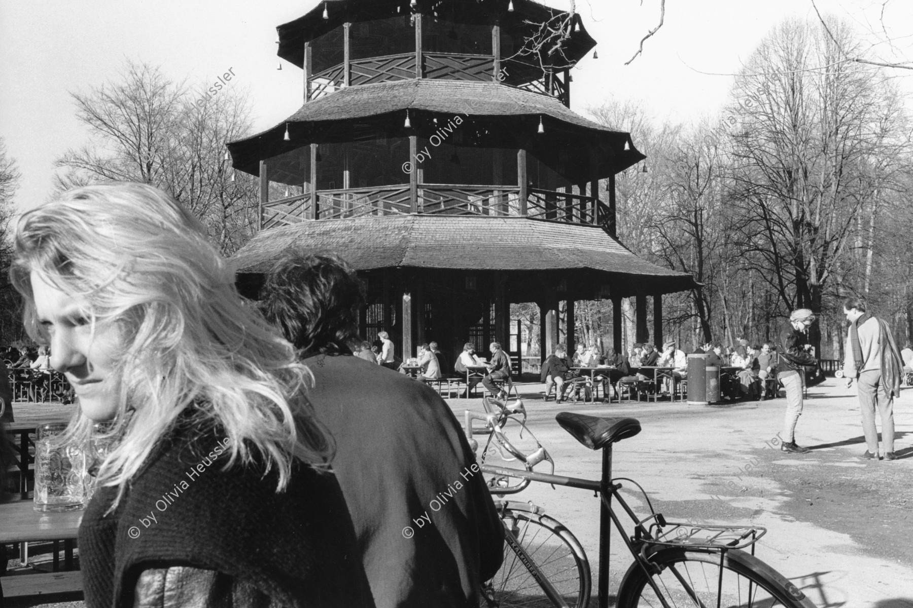 Image of sheet 19900160 photo 4: Im japansichen Biergarten in München, 1990.  

Blonde Frau unbekannt in unknown woman in Man with bycicle velo fahrrad in japanese beergarden Munich Deutschland Germany Architecture