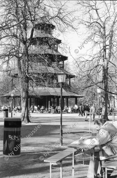 Image of sheet 19900160 photo 5: Im japansichen Biergarten in München. Kunst im Kulturzentrum Gasteig (Volkshochschule). Obdachloser liegt im Gebüsch. Aelteres Rentner Paar und Hund. SKA CS Credit Suisse Fenster Paradeplatz tote Taube. Fotografieren verboten. Mann spielt vor SKA Flöte. 'Fotografieren verboten' von Kurt Buchwald initiator. Kleber Aktion. Tafel vor Baustelle. Zürich 1990

'Bla Bla' only small-talk! Manifestating against Swiss politics in front of the headquater of Swiss Credit Bank, Zurich, Switzerland 1990.