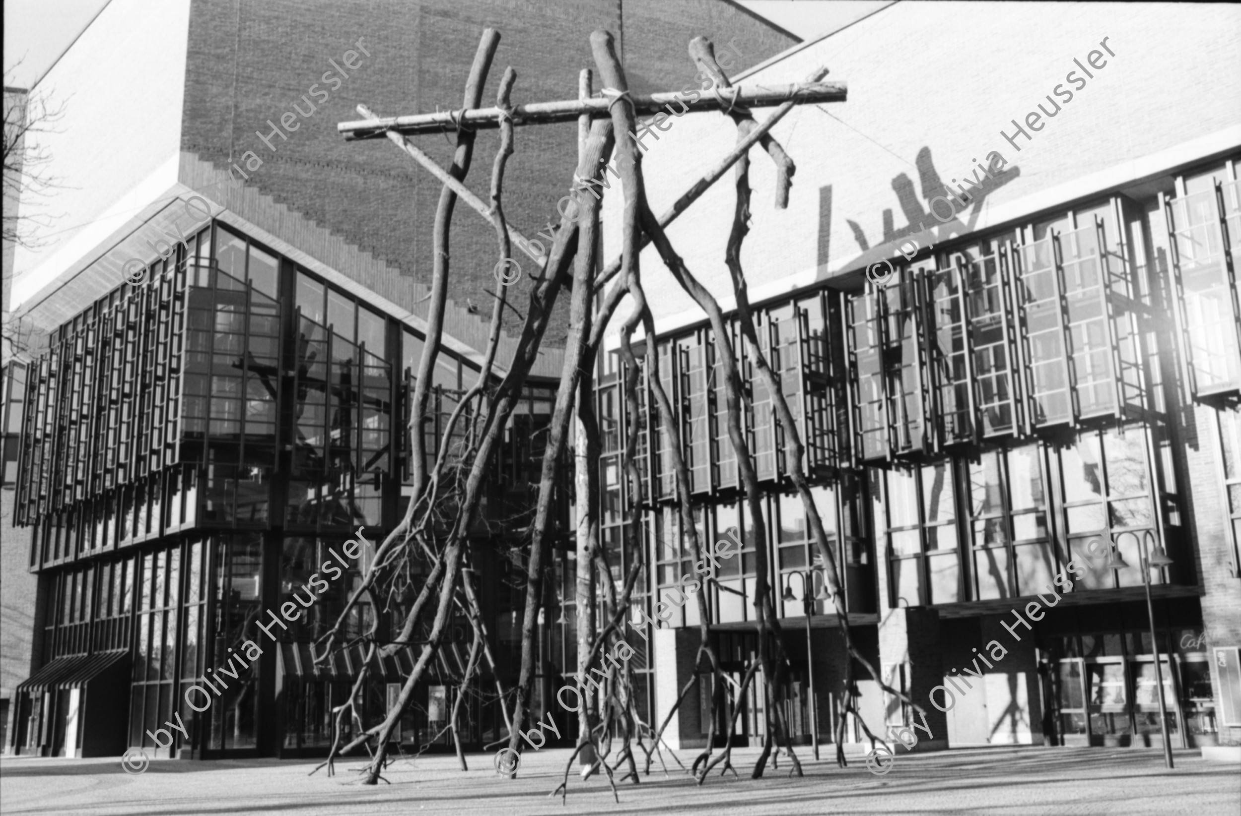 Image of sheet 19900160 photo 7: Im japansichen Biergarten in München. Kunst im Kulturzentrum Gasteig (Volkshochschule). Obdachloser liegt im Gebüsch. Aelteres Rentner Paar und Hund. SKA CS Credit Suisse Fenster Paradeplatz tote Taube. Fotografieren verboten. Mann spielt vor SKA Flöte. 'Fotografieren verboten' von Kurt Buchwald initiator. Kleber Aktion. Tafel vor Baustelle. Zürich 1990

'Bla Bla' only small-talk! Manifestating against Swiss politics in front of the headquater of Swiss Credit Bank, Zurich, Switzerland 1990.