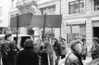 Image of sheet 19900170 photo 0: Am Paradeplatz startet die Aktion »Fotografieren verboten«, Zürich 1990. 
Tafel «Gerede» . Emil Sonderegger Oberstdivisionär Kommandant der Ordunungstruppen in Zürich.
leitete 1916 Aktion gegen Arbeiter in Zürich. Stefan Nestler. Kind. VBZ Kasten alter. Tafel mit Mona Lisa als Mona Sonderegger. Aleks Weber (gest.) Aktion übernommen von Kurt Buchwald, Photograph Berlin. Zwei Küssende und Tafel. Sabine Zürich
