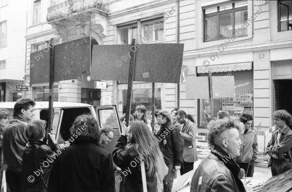 Image of sheet 19900170 photo 0: Am Paradeplatz startet die Aktion »Fotografieren verboten«, Zürich 1990. 
Tafel «Gerede» . Emil Sonderegger Oberstdivisionär Kommandant der Ordunungstruppen in Zürich.
leitete 1916 Aktion gegen Arbeiter in Zürich. Stefan Nestler. Kind. VBZ Kasten alter. Tafel mit Mona Lisa als Mona Sonderegger. Aleks Weber (gest.) Aktion übernommen von Kurt Buchwald, Photograph Berlin. Zwei Küssende und Tafel. Sabine Zürich