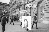 Image of sheet 19900170 photo 1: Am Paradeplatz startet die Aktion »Fotografieren verboten«, Zürich 1990. 
Tafel «Gerede» . Emil Sonderegger Oberstdivisionär Kommandant der Ordunungstruppen in Zürich.
leitete 1916 Aktion gegen Arbeiter in Zürich. Tafel mit Mona Lisa als Mona Sonderegger. Aleks Weber (gest.) Aktion