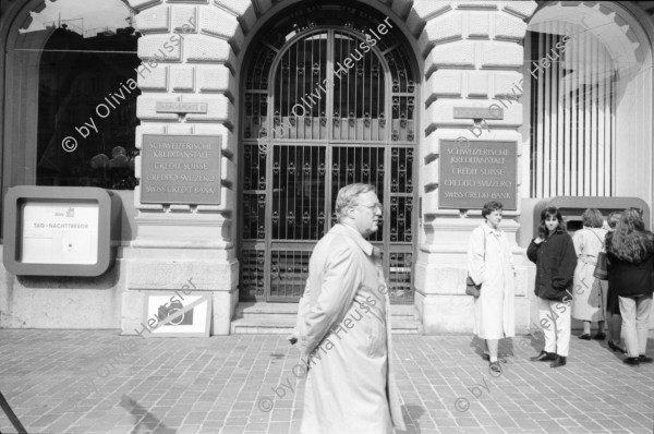 Image of sheet 19900170 photo 10: Am Paradeplatz startet die Aktion »Fotografieren verboten«, Zürich 1990. 
Tafel «Gerede» . Emil Sonderegger Oberstdivisionär Kommandant der Ordunungstruppen in Zürich.
leitete 1916 Aktion gegen Arbeiter in Zürich. Stefan Nestler. Kind. VBZ Kasten alter. Tafel mit Mona Lisa als Mona Sonderegger. Aleks Weber (gest.) Aktion übernommen von Kurt Buchwald, Photograph Berlin. Zwei Küssende und Tafel. Sabine Zürich