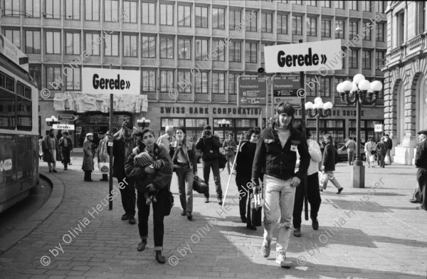 Image of sheet 19900170 photo 14: Am Paradeplatz startet die Aktion »Fotografieren verboten«, Zürich 1990. 
Tafel «Gerede» . Emil Sonderegger Oberstdivisionär Kommandant der Ordunungstruppen in Zürich.
leitete 1916 Aktion gegen Arbeiter in Zürich. Stefan Nestler. Kind. VBZ Kasten alter. Tafel mit Mona Lisa als Mona Sonderegger. Aleks Weber (gest.) Aktion übernommen von Kurt Buchwald, Photograph Berlin. Zwei Küssende und Tafel. Sabine Zürich