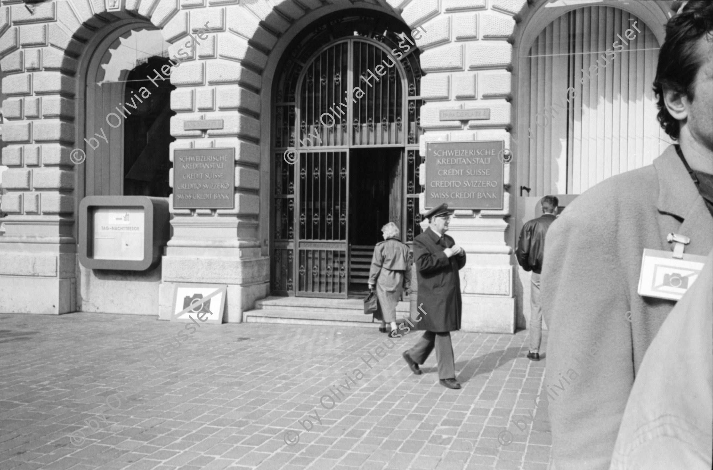 Image of sheet 19900170 photo 20: Am Paradeplatz startet die Aktion »Fotografieren verboten«, Zürich 1990. 
Tafel «Gerede» . Emil Sonderegger Oberstdivisionär Kommandant der Ordunungstruppen in Zürich.
leitete 1916 Aktion gegen Arbeiter in Zürich. Stefan Nestler. Kind. VBZ Kasten alter. Tafel mit Mona Lisa als Mona Sonderegger. Aleks Weber (gest.) Aktion übernommen von Kurt Buchwald, Photograph Berlin. Zwei Küssende und Tafel. Sabine Zürich