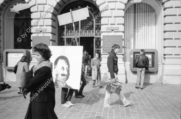 Image of sheet 19900170 photo 21: Am Paradeplatz startet die Aktion »Fotografieren verboten«, Zürich 1990. 
Tafel «Gerede» . Emil Sonderegger Oberstdivisionär Kommandant der Ordunungstruppen in Zürich.
leitete 1916 Aktion gegen Arbeiter in Zürich. Stefan Nestler. Kind. VBZ Kasten alter. Tafel mit Mona Lisa als Mona Sonderegger. Aleks Weber (gest.) Aktion übernommen von Kurt Buchwald, Photograph Berlin. Zwei Küssende und Tafel. Sabine Zürich